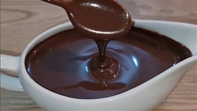 طريقة عمل صلصة شوكولاتة سهلة بدون حليب او زبدة