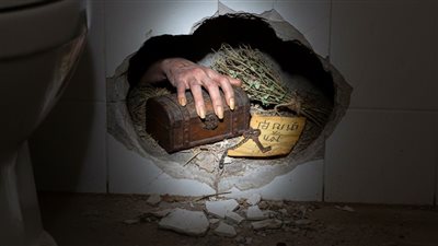 بينما كان زوجي خارج المنزل قال لي حماي أن أكسر البلاطة خلف المرحاض وما وجدته هناك أرعبني