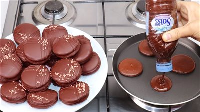 طريقة عمل حلوة المقلاة السائلة في 10 دقائق بدون زيت