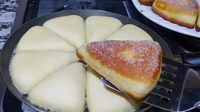 فطائر الـ 10 دقائق.. بدون عجن ولا مجهود وبطراوة لا تُقاوم!
